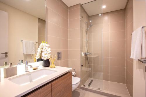 un bagno con lavandino, WC e doccia di Marassi Shores a Amwaj Island
