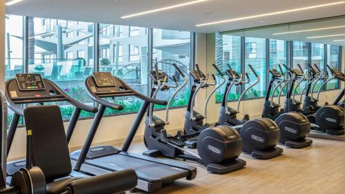 una palestra con una fila di tapis roulant ed ellittiche di Marassi Shores a Amwaj Island