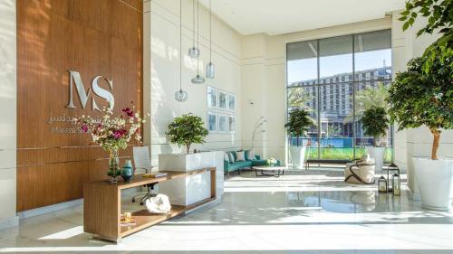 un atrio con un cartello sul muro di un edificio di Marassi Shores a Amwaj Island
