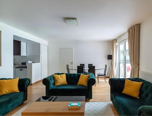 Eiffel Tower - Spacious 4BR - Sleeps 8