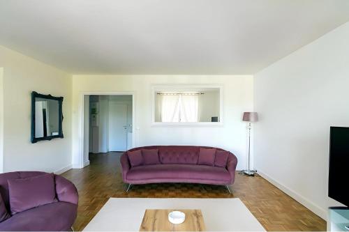 Eiffel View - Spacious 3BR - Sleeps 9 - Terrace