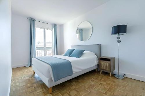 Eiffel View - Spacious 3BR - Sleeps 9 - Terrace