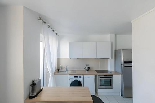 Eiffel View - Spacious 3BR - Sleeps 9 - Terrace