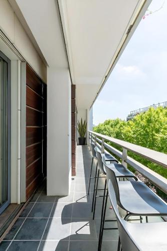 Eiffel View - Spacious 3BR - Sleeps 9 - Terrace
