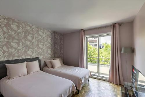 Eiffel View - Spacious 3BR - Sleeps 9 - Terrace
