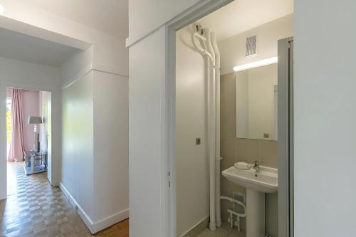 Eiffel View - Spacious 3BR - Sleeps 9 - Terrace