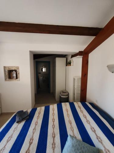 ein Schlafzimmer mit einem blau-weißen Bett in einem Zimmer in der Unterkunft ManuIris in Butkovići