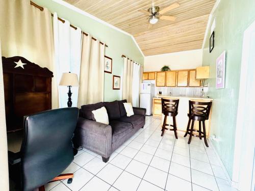 Una sala de estar con un sofá y una cocina. en Dawson’s Hideaway, en Nassau