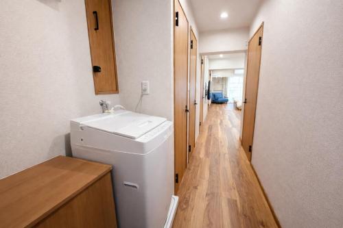 新宿 歌舞伎町 Shinjuku Kabukicho Newly Renovated Spacious 3Bedroom with 6 Beds, 2 Bathrooms & 2 Toilets 步行到JR新宿駅10分 東新宿4分 新宿三丁目5分 直达渋谷原宿秋葉原