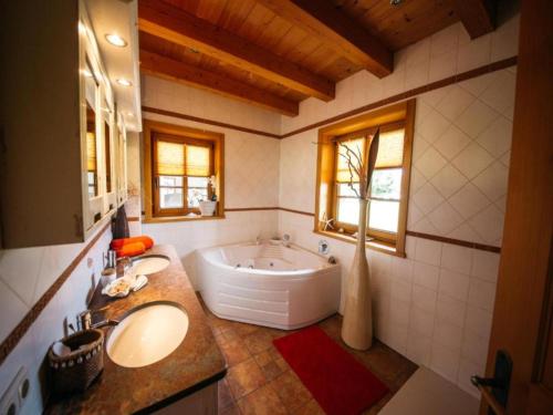 a bathroom with two sinks and a bath tub at Feistritz Berg und See in Feistritz ob Bleiburg