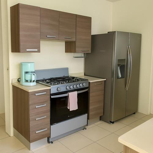 Cuina o zona de cuina de The Colored House