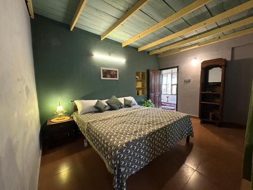a bedroom with a bed in a room at Massbungalow in Tindummal