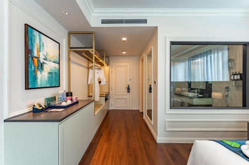 a room with a vanity and a room with a bathroom at Cosmo Stars Hotel Bạc Liêu in Bạc Liêu