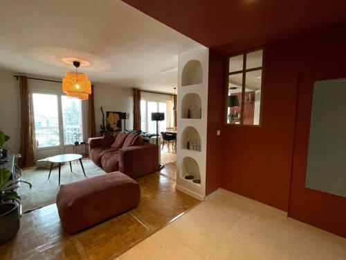 Spacious 2 bedroom apartment with stunning mountain view