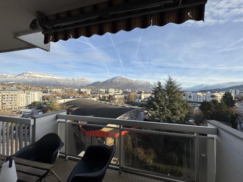Spacious 2 bedroom apartment with stunning mountain view