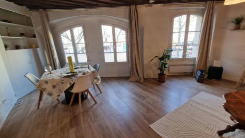 Gare Montoparnasse ,awesome place , 76 m2 2 bedroom,,center of st Germain ,5 mins Eiffel tour and Louvre meusm ,2 mins latin dustrict and Cathedral of Notre of Paris