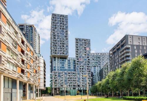 a group of tall buildings in a city at Upper Echelon - LP Residence in London