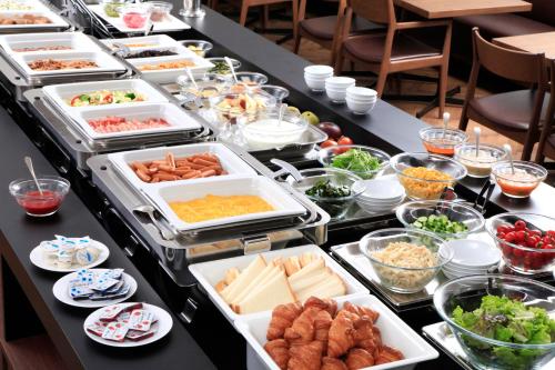 長野的住宿－長野東急REI飯店，自助餐,餐桌上放着许多盘子