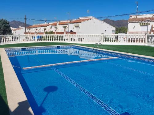 Escapada en Roses: Confort, Terraza & Piscina Común - ES-258-157