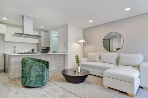 a living room with a couch and a table at EspacioYa By Mario Rental Calle 100 in Bogotá