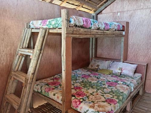 a couple of bunk beds in a room at RENDER VOUS A'l MER in Puerto Princesa City