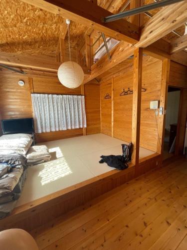 a room with a bed in a wooden cabin at Jurakuji - Vacation STAY 15239v in Awa
