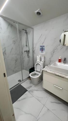 a bathroom with a toilet and a shower and a sink at Varandas do Porto Coliving in Porto