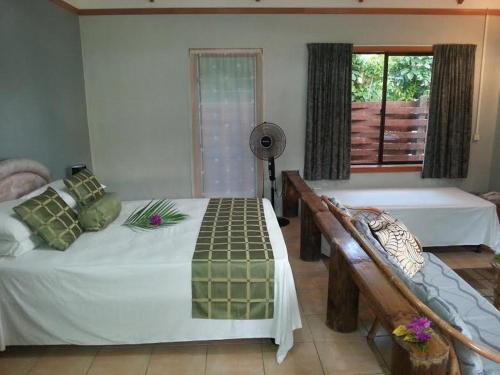 เตียงในห้องที่ Sunset Palms Rarotonga