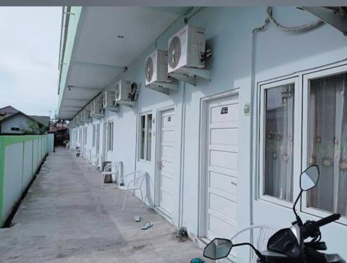 a motorcycle parked in front of a building at Hotel Permata Inn Ball Room Seroja in Kualakapuas