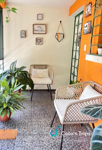 a patio with two chairs and a table at Casa 911 Habitación privada céntrica San Salvador in San Salvador