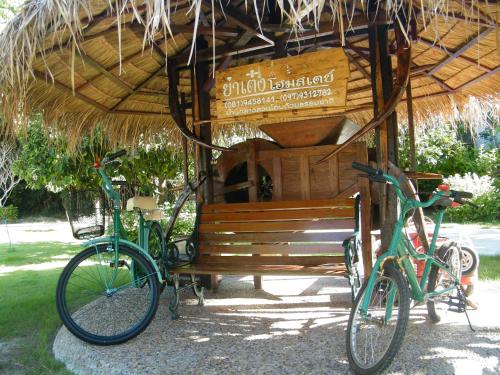two bikes parked in front of a bench at Ya Teng Homestay in Ban Tha Sai