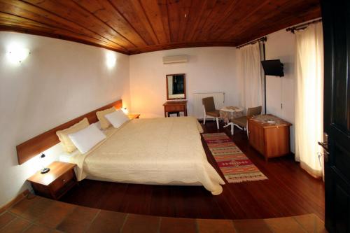 Кровать или кровати в номере Akay Hotel