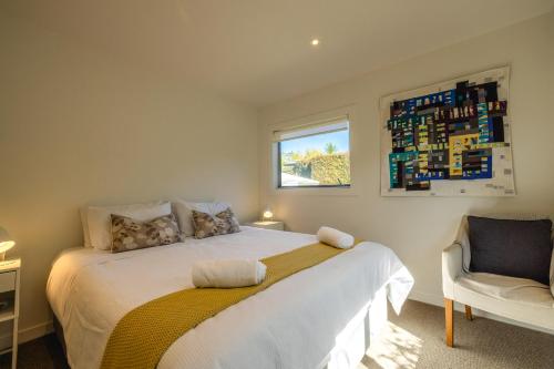 Llit o llits en una habitació de Moa Magic - Oneroa Holiday Home