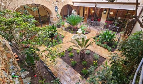an overhead view of a garden with plants at Hotel de La Font Peralada in Peralada