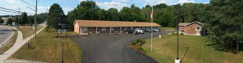 an overhead view of a building with a parking lot at Wellington Inn in Bracebridge