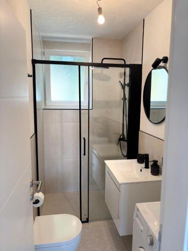une salle de bains avec douche, toilettes et lavabo dans l'établissement Lena, à Jajce