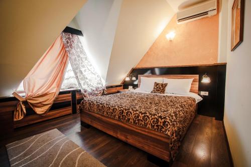 a bedroom with a bed and a window at Hotel Sumski Feneri in Trnovo