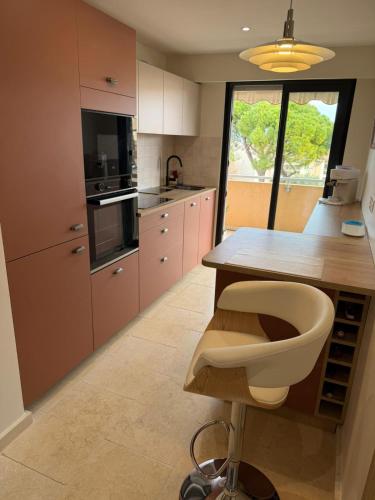 Beautiful two-room apartment with sea and mountain views