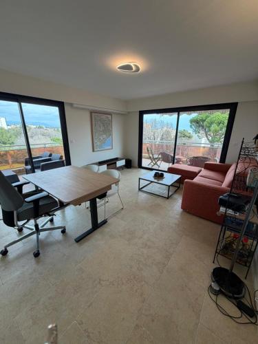 Beautiful two-room apartment with sea and mountain views
