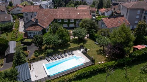 vue aérienne d'une maison avec piscine dans l'établissement Logis La Thomasse, à Aurillac