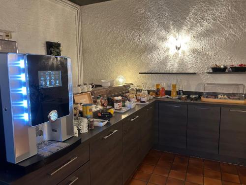 Кухня или кухненски бокс в Logis La Thomasse