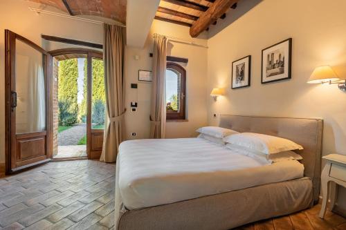 a bedroom with a large white bed in a room at Mormoraia in San Gimignano