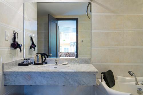 Ένα μπάνιο στο Calista Sai Gon Hotel