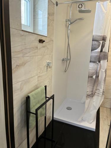 a bathroom with a shower and a toilet at Letnia Oaza "Forsycja" in Sobienie Jeziory