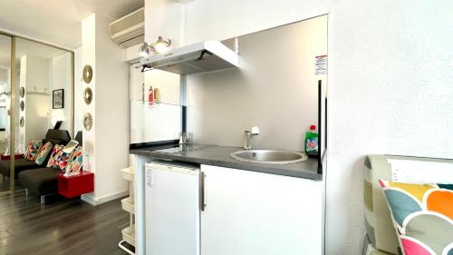 a kitchen with a sink and a refrigerator at Appart Hôtel Boulogne Résidence in Boulogne-Billancourt
