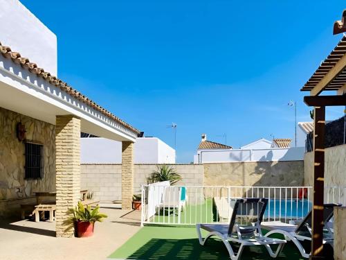 Amplio Chalet con Piscina privada Terraza y Barbacoa Cerca del pueblo