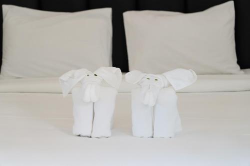 two towel elephants made out of towels on a bed at Beachfront Villa with Sunset in Ban Bang Po