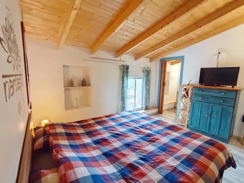 a bedroom with a colorful bed in a room at Casa Pura Vida in Relleu