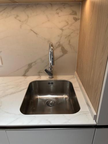 a kitchen counter with a sink in a kitchen at Apartamento con WiFi y Aire acondicionado en Pals Playa in Pals