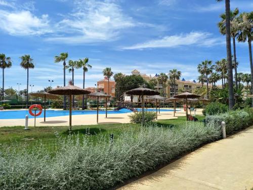 Marina de Islantilla Primera Linea de Playa con Terraza Piscina y Parking